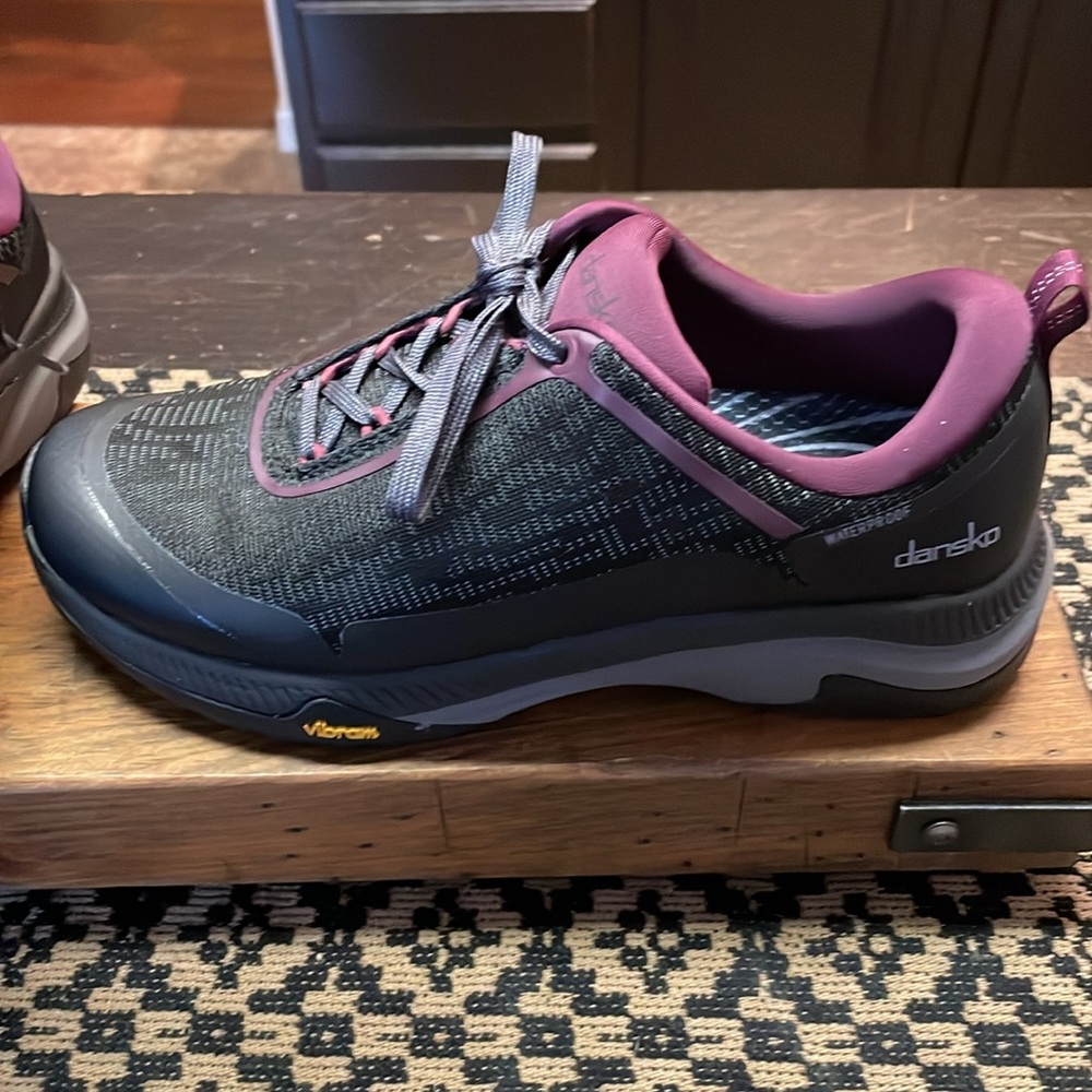 Dansko Women's Makayla Hiking Shoes Waterproof Black Vibram Soles Size 5.5/6